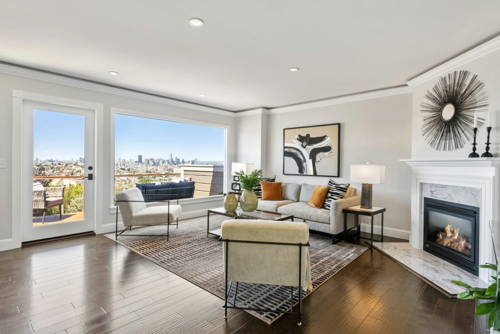 Weißes Sofa an einem Glasfenster